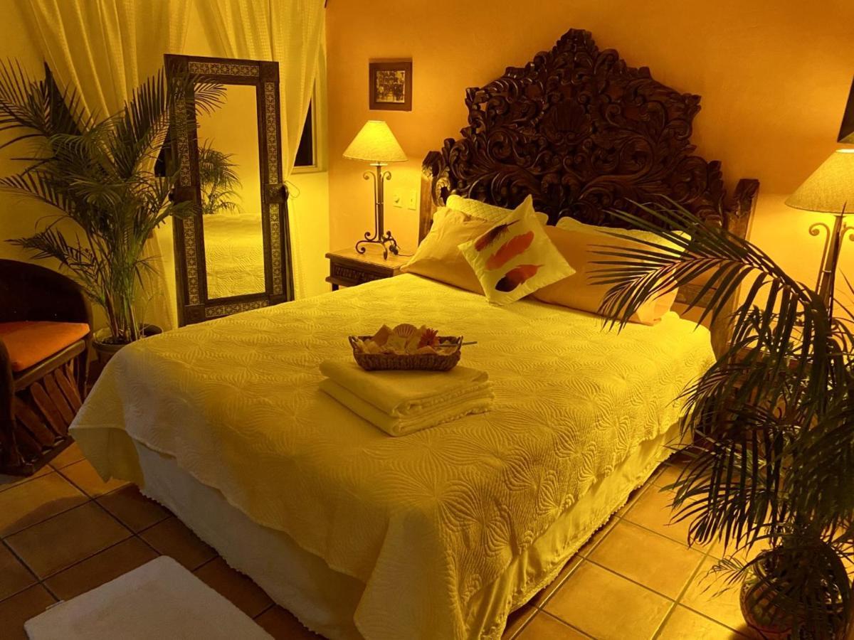 Habitación con cama grande